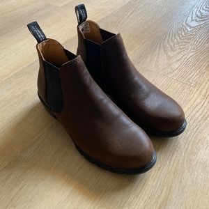 Blundstone ankle boots — like new!